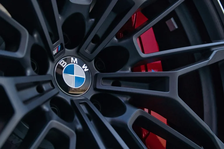de ce se deschid geamurile singure la bmw