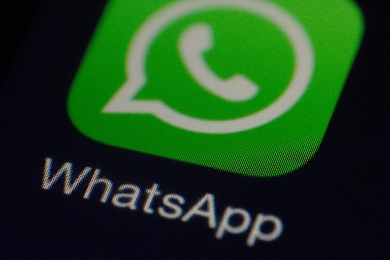 afla cu cine vorbeste pe whatsapp