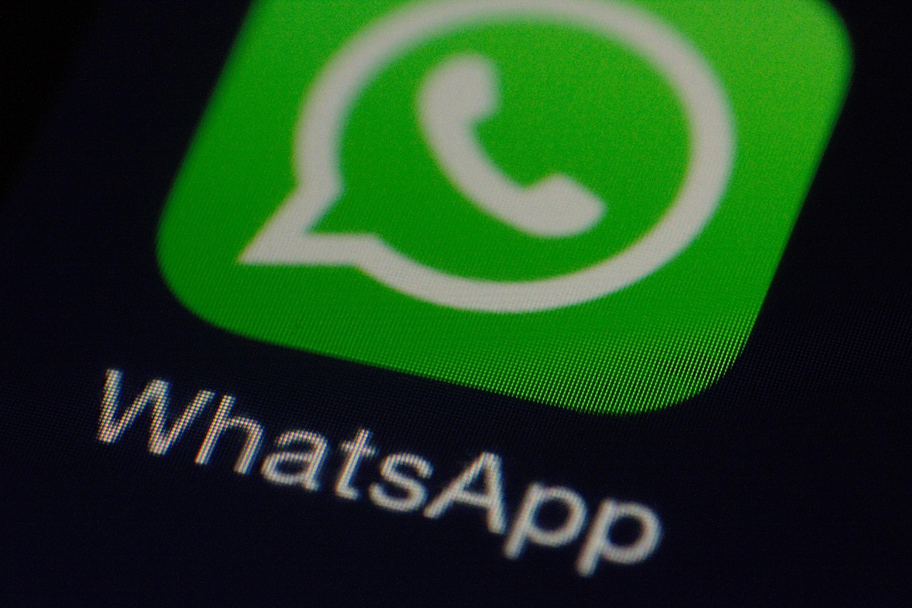 afla cu cine vorbeste pe whatsapp